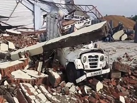 the storm: तेज अंधड़ से उड़े टीनशेड, ढही दीवार-video
