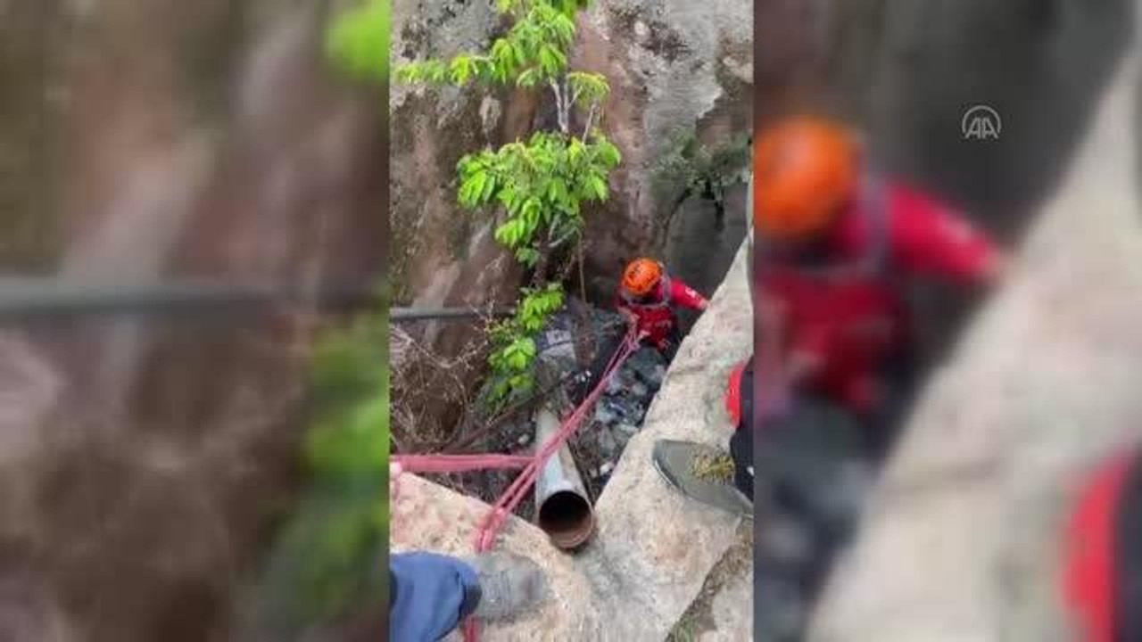 AFYONKARAHİSAR - İHH, profesyonel dağcılarla Karahisar Kalesi'nin eteklerini çöplerden arındırdı