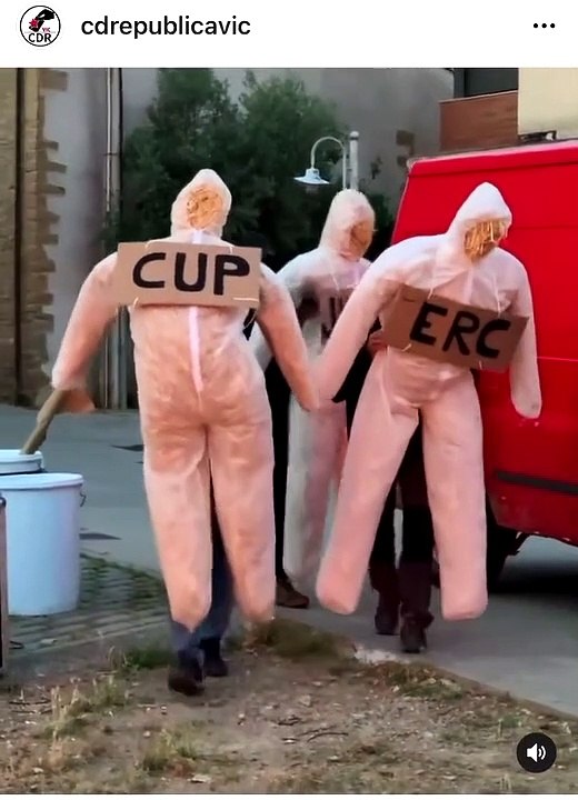 El CDR de Vic quema muñecos de ERC, JxCat y la CUP