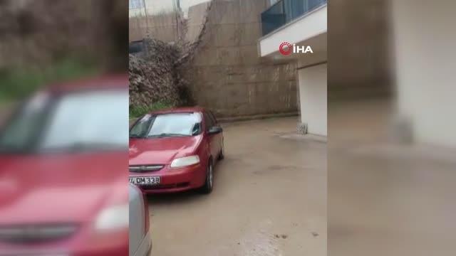 Sitenin istinat duvarı böyle çöktü: 3 bina tahliye edildi