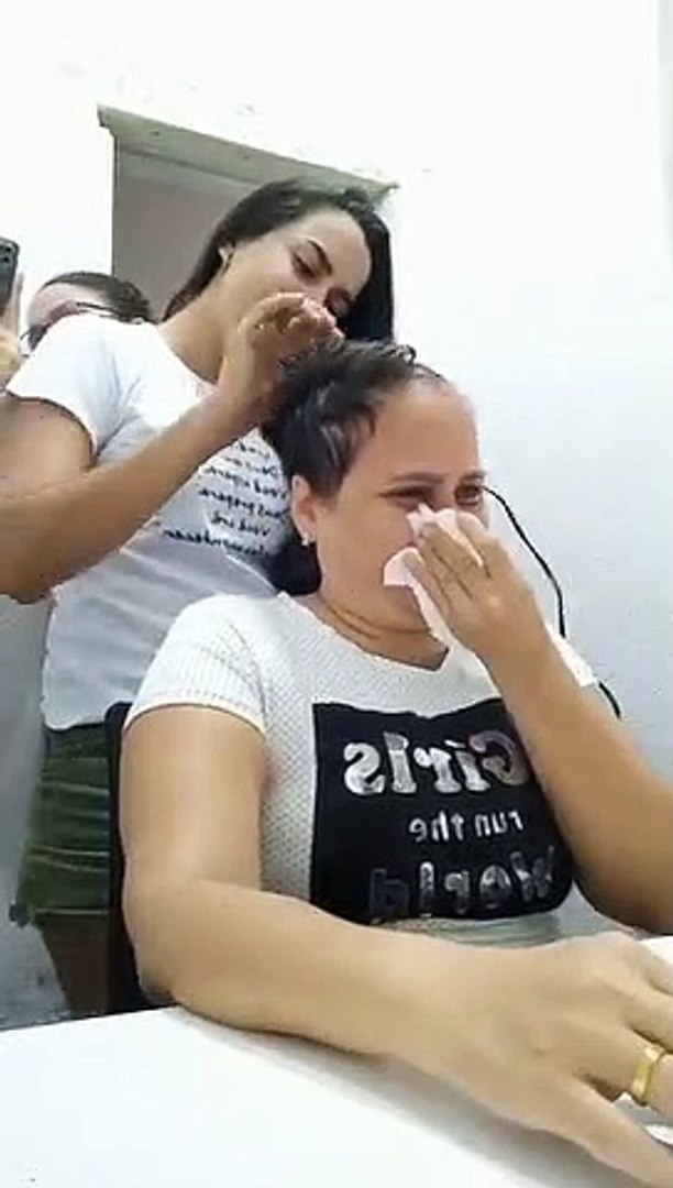 Corte dos cabelos de Nívia, que se preparava para processo de quimioterapia