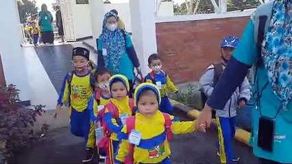 Kegiatan anak TK ABA 1 Mojoagung naik Kereta Api