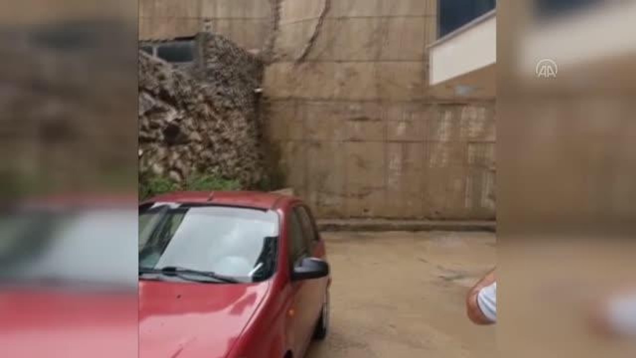 Toprak kayması nedeniyle bir ev boşaltıldı