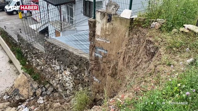 Sağanak sonrası istinat duvarı çöktü: 3 bina tahliye edildi