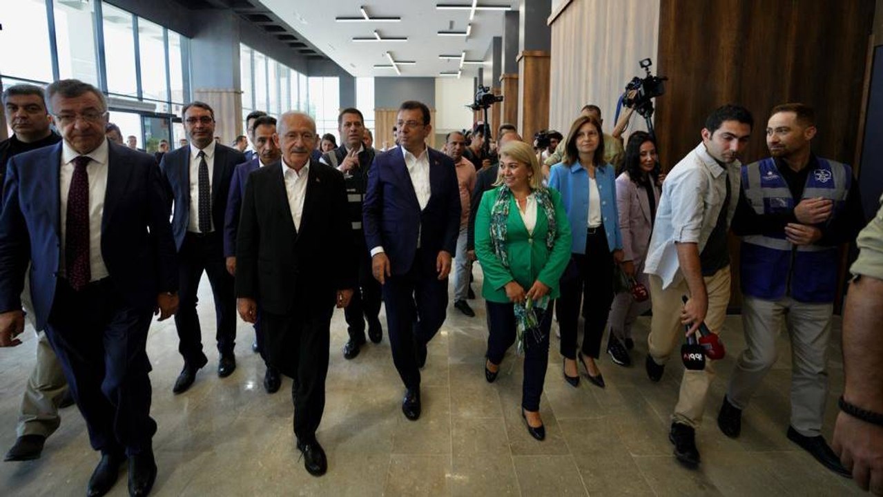 Kılıçdaroğlu ile vatandaş arasında köy kahvesinde ilginç diyalog: "Benimle tavla oynarsan oyum sana"