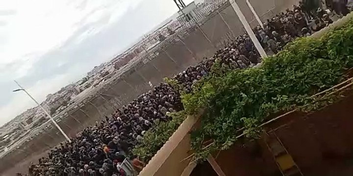 Cientos de subsaharianos intentan saltar la valla de Melilla