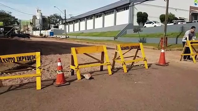 Grande fluxo de veículos é registrado durante obras na Rua Salgado Filho