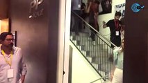 Juanma Moreno baja las escaleras tranquilamente tras ganar las elecciones