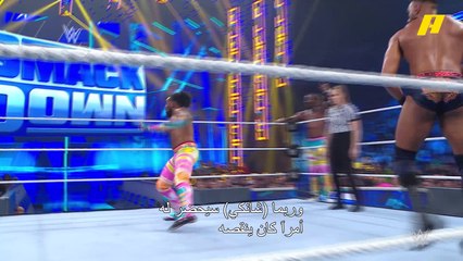 وودز يسقط جيندر على أرض الحلبة بحركة هوائية في SmackDown