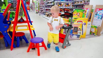 Sedikit Chris berpura-pura bermain dengan mainan - video terbaik dengan saudara kecil