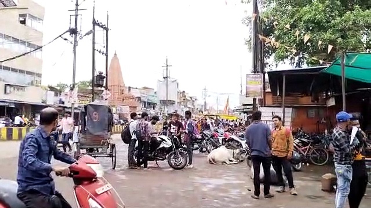 रिक्शा चालकों को भी नहीं छोड़े कब्जाधारी