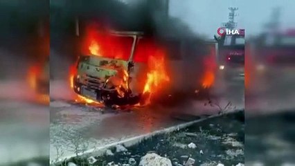 Tarsus'ta tarım işçilerini taşıyan servis aracı alev alev yandı