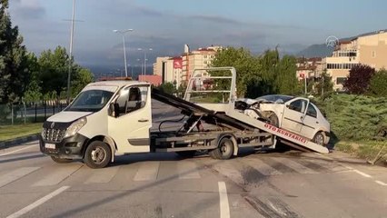 Tır ile otomobilin çarpıştığı kazada 3 kişi yaralandı