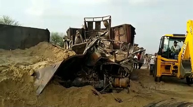 आधी रात बाद नेशनल हाइवे पर दो ट्रेलरों की भीषण टक्कर, केबिन में आग लगने से दो जिंदा जल गए