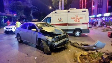 Ana caddeye kontrolsüz çıkıp kamyonete çarptı, olay yerinden kaçtı... Kaza anları kamerada