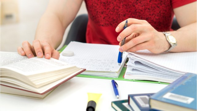 Un préfet coupe les cheveux des élèves pendant le baccalauréat, la vidéo fait scandale sur les réseaux