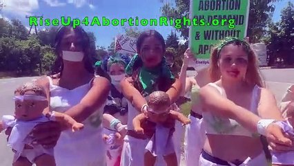 Ativistas pró-escolha protestam com bonecos em frente à casa de juíza