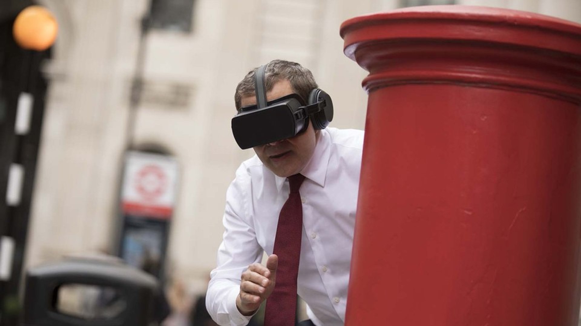 Johnny English 3 - Neuer Trailer zur Action-Komödie zeigt Rowan Atkinson  mit VR-Brille - video Dailymotion