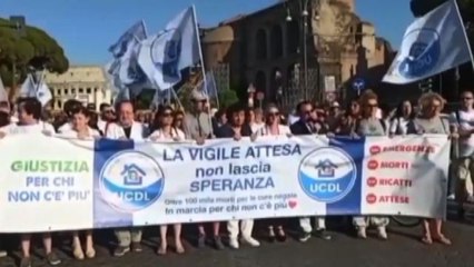 Скачать видео: Covid, un corteo a Roma ricorda le 