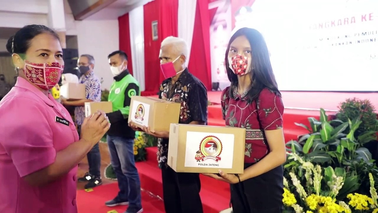Polda Jateng Serahkan Ribuan Paket Sembako Untuk Komunitas Ojol Hingga Warga Terdampak Covid