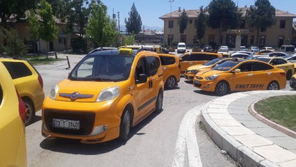 Elazığ'da taksiciler, akaryakıta gelen zamları protesto etti