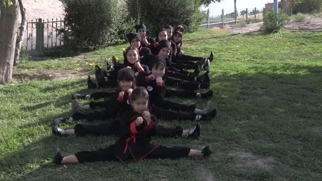 İran'daki Afgan kadın ninjalar ülkeleri adına uluslararası yarışmalara katılmak istiyor