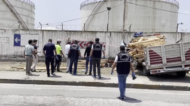 Duvara çarpan kamyonetin sürücüsü yaşamını yitirdi