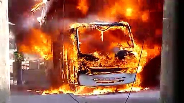 Outro vídeo mostra ônibus pegando fogo no bairro Duque de Caxias, em Betim