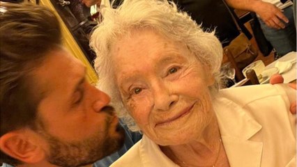 GALA VIDÉO - Claude Sarraute fête ses 95 ans : rare sortie entourée de Laurent Ruquier et ses Grosses Têtes