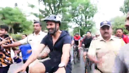 Akshay Kumar Goes Cycling