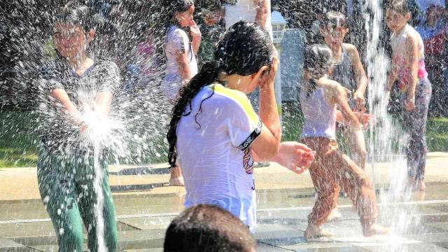 Sıcaktan bunalan çocuklar fıskiyelerde serinledi