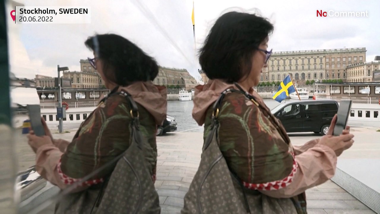 Ai Weiwei zeigt seine Flüchtlingsskulptur 'Arch' in Stockholm