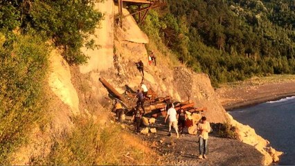 Yaşlı adam ve çocuk kayalıklarda mahsur kaldı