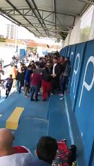 Prefeito do partido do Bolsonaro é vaiado e escapa de apanhar dos torcedores