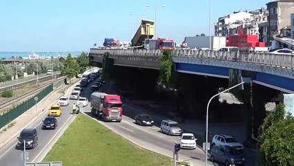 Dorsesi açılan tır ortalığı birbirine kattı! Yaralı var