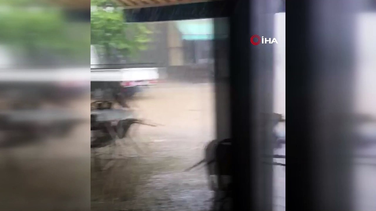 Fındık büyüklüğünde yağan dolu kamerada