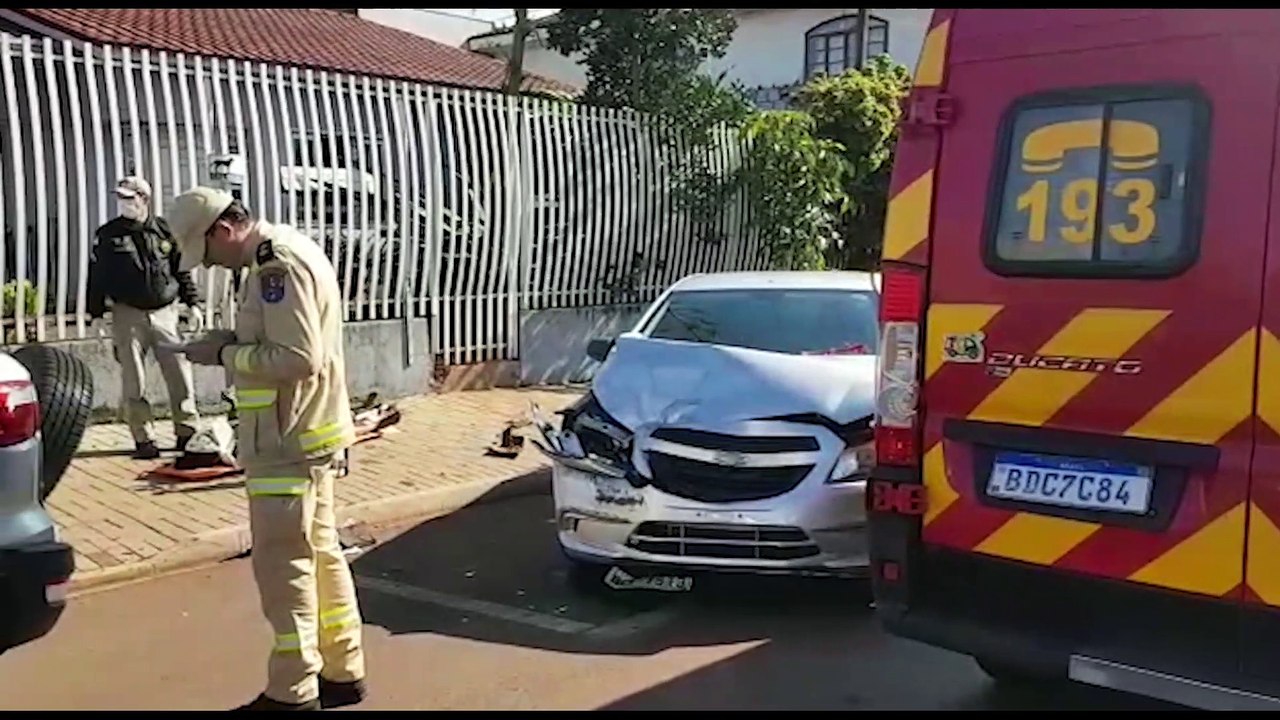 Segundo Corpo de Bombeiros, mãe e filha tiveram lesões muito graves após serem prensadas contra carros
