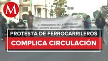 Ferrocarrileros cierran vialidad en eje central por falta de pago