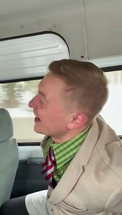 Il montre ses fesses aux passagers d'un autocar et ça finit mal