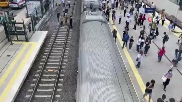 İstanbul'da Marmaray Bostancı durağında bir kişi raylara atladı. Çift yönlü olarak seferler durduruldu.