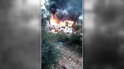 Tarım işçilerini taşıyan servis minibüsü yandı