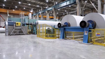 Dans la dernière usine française de papier journal, la feuille se vend à prix d'or