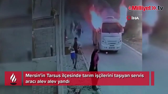 Tarım işçilerini taşıyan servis aracı alev alev yandı, işçiler canlarını zor kurtardı