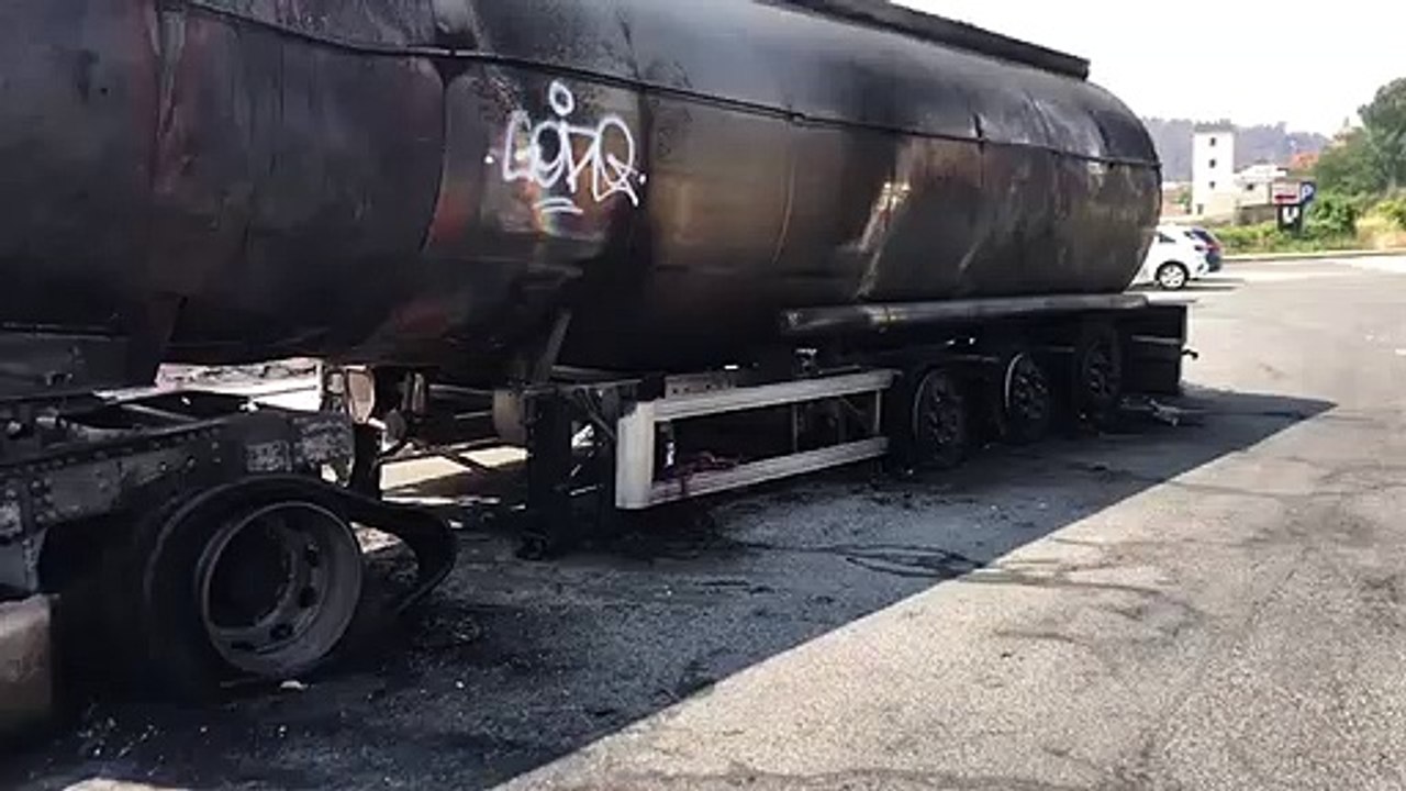 Vehículos quemados por incendios forestales en la zona de Puente la Reina (Navarra)