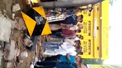 खनन माफिया का दुस्साहस...अवैध खनन में जप्त ट्रक को पलट कर भागा चालक, दबने से खनिज विभाग के एक गार्ड की मौत, दो गंभीर घायल