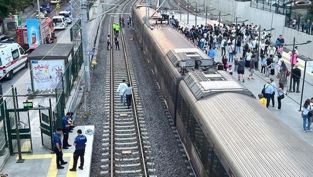 Son Dakika: Marmaray Bostancı durağında kız arkadaşıyla tartışan genç, raylara atlayarak intihar etti
