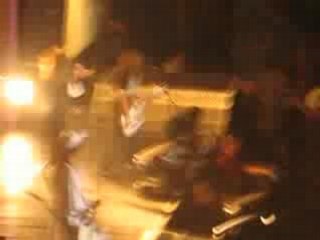 Tokio Hotel Bercy 09.03.08 bill fait coucou