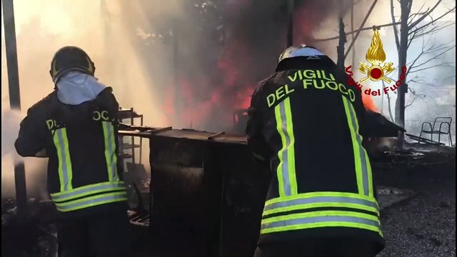 Incendio a Mugnano, fiamme in una rimessa con camper e bombole