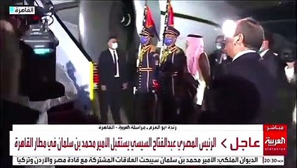 وصول ولي العهد للقاهرة.. والرئيس المصري يستقبله بالمطار