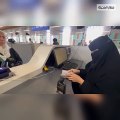 باللغة التركية... موظفة الجوازات السعودية، تتعامل مع حاجة تركية بلغتها، لحظة إنهاء اجراءات الدخول في المدينة المنورة.. فيديو
